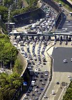 Holidaymakers rush to Tomei expressway